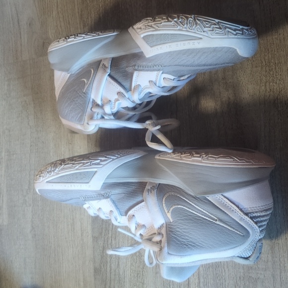 Size 8 Kyrie Erving basketball shoes - Picture 3 of 3